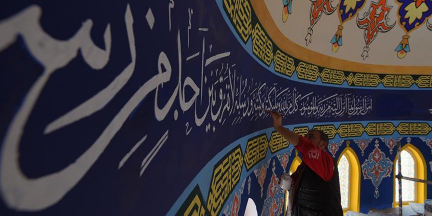 Süleymaniye'deki tüm camilerin süslemesi ona emanet