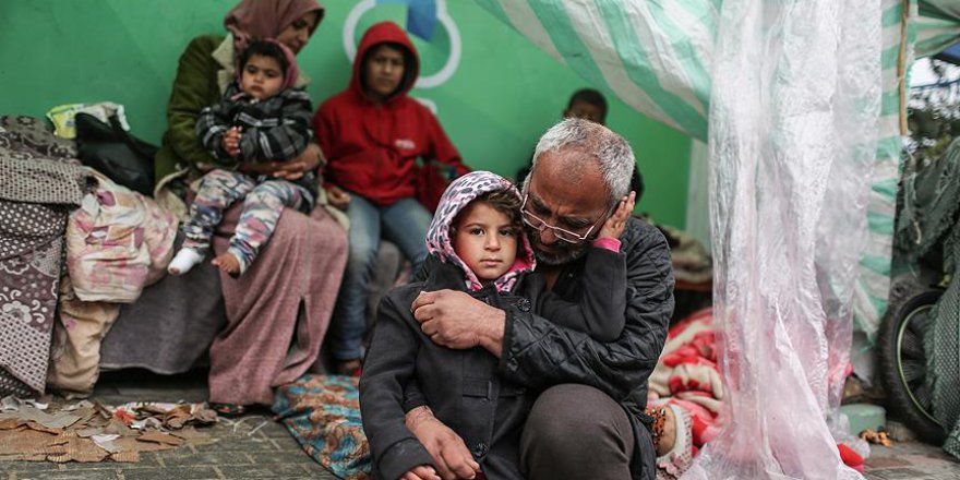 Gazze'deki evsiz aileler kışı çadırda geçirmeye çalışıyor