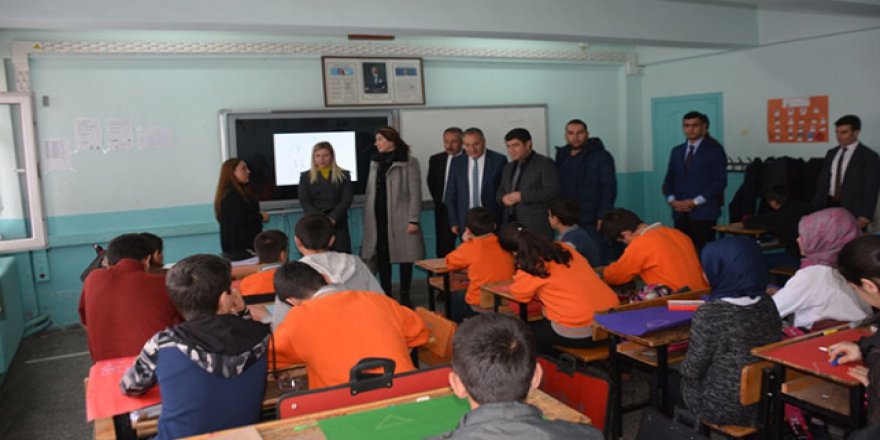 Tatvan'da ihtiyaç sahibi 322 öğrenciye giyim yardımı