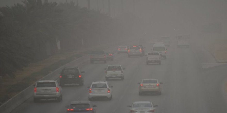 Suudi Arabistan'ı toz fırtınası vurdu okullar tatil