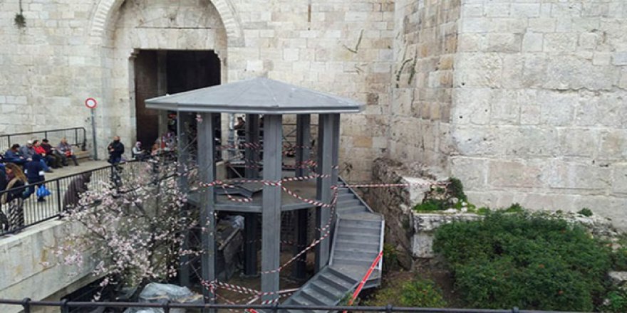 Mescid-i Aksa'nın girişine gözetleme kulesi yerleştirildi