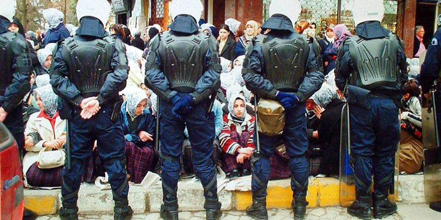 Başörtülü eşi, askeri lojmana araba bagajında girdi