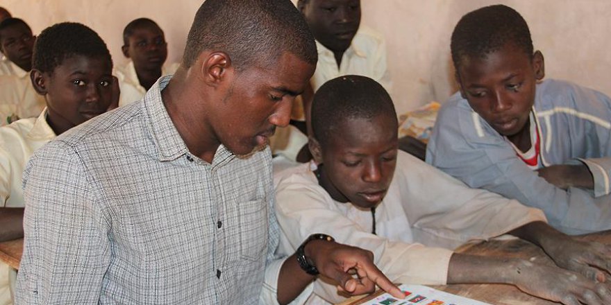 Sudan'daki köyünde çocuklara Türkçe öğretiyor