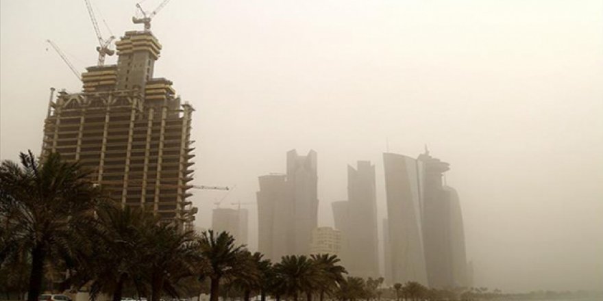 Suudi Arabistan'da toz fırtınası tatil kararı aldırdı