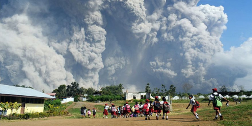 Sinabung Yanardağı kül püskürtüyor