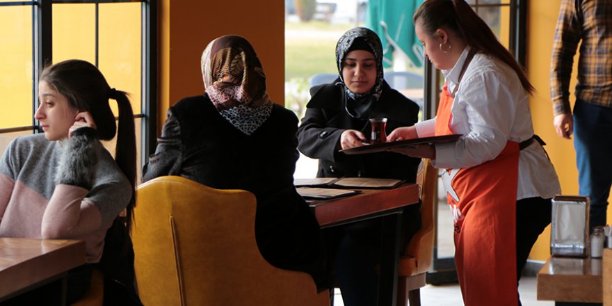 'Down kafe'de hem çalışıyor hem sosyalleşiyorlar