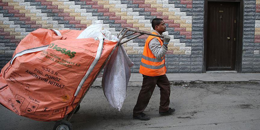 Emanet el arabasıyla 'ekmek' peşinde