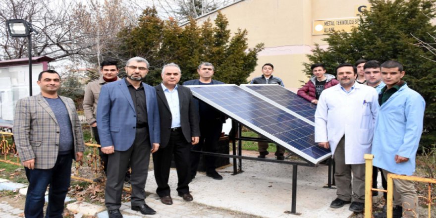 Öğrenciler okulun bahçesini "güneş"le aydınlatıyor