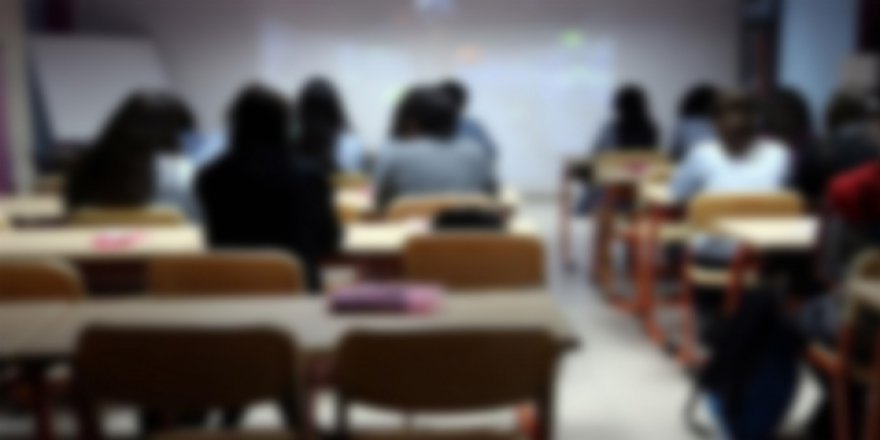 Uyurgezer öğrenci gece okula girdi, dersler iptal oldu