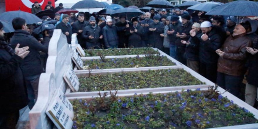 Eski Başbakanlardan Necmettin Erbakan, mezarı başında anıldı