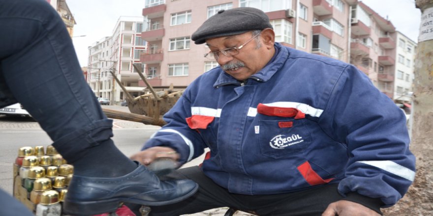 Yarım asrı aşkın süredir ayakkabı boyuyor