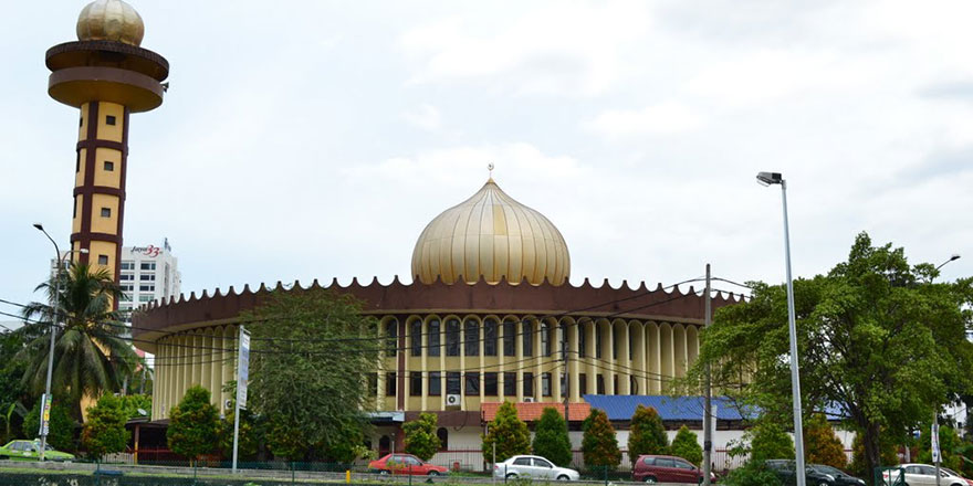 Bu camide Çinli kadınlara başörtü eğitimi veriliyor