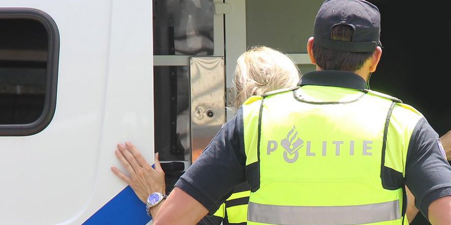 Başörtüsünü çıkarmak istemeyen kız, darp edildi