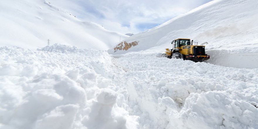 Doğu'da kar ve tipi ulaşımı aksattı