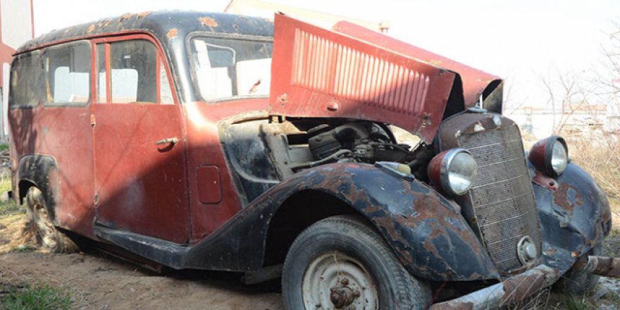 69 yıllık klasik otomobil asfalt yolu gözlüyor