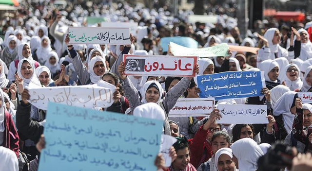 UNRWA çalışanları ABD'nin yardımları azaltma kararını protesto etti