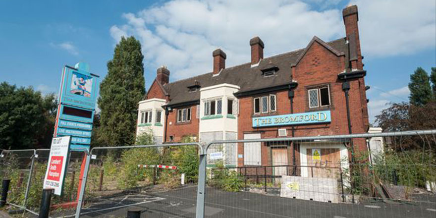 Müslümanlar, içkili mekana el atınca korumaya aldılar!