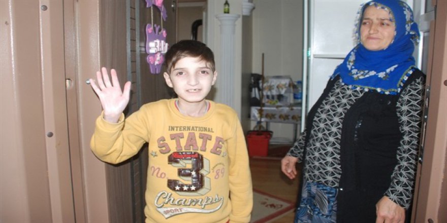 Dünyada ilk defa tanısı konulan hastalığı ile yaşam mücadelesi veriyor