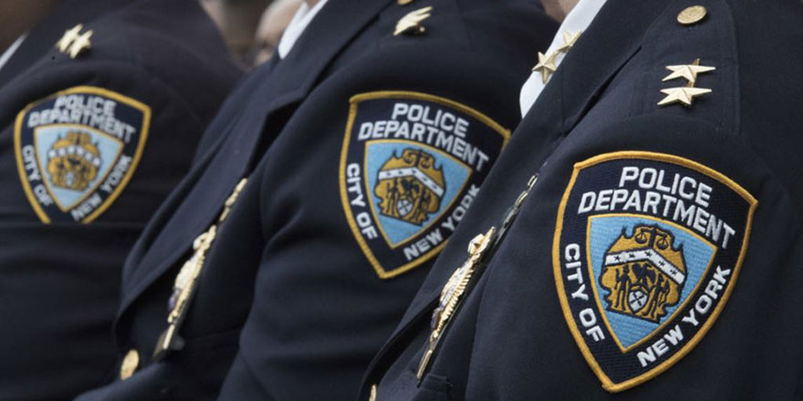 Başörtüsünü zorla çıkaran New York polisine para cezası