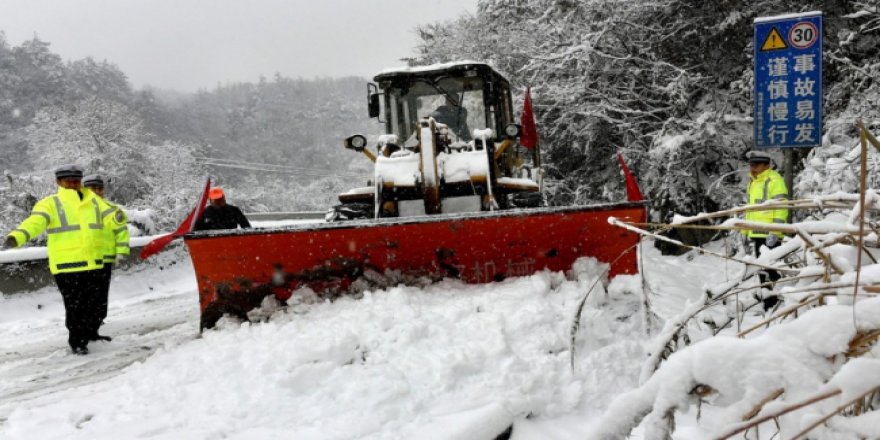 Çin'de kar yağışı hayatı durma noktasına getirdi