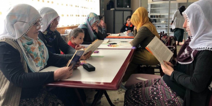Bu köyde 7'den 77'ye herkes kitap okuyor
