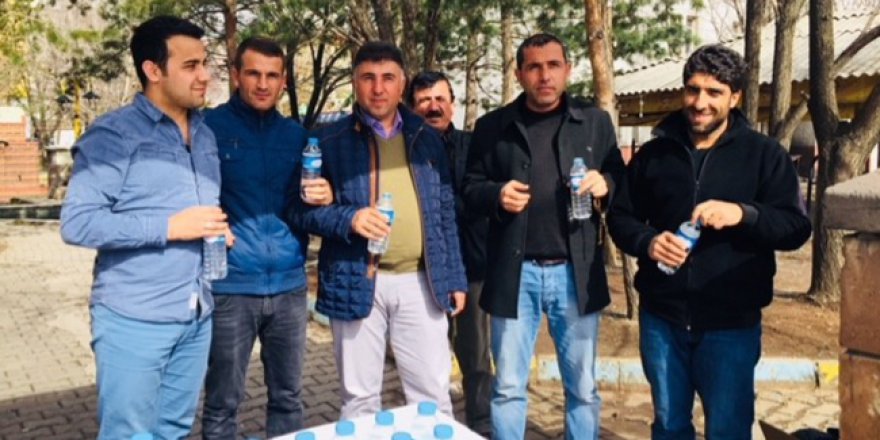 Böbrek sağlığına dikkat çekmek için su dağıttılar