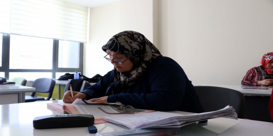 Çocuklarına mektup yazmak için okuma yazma öğrendi