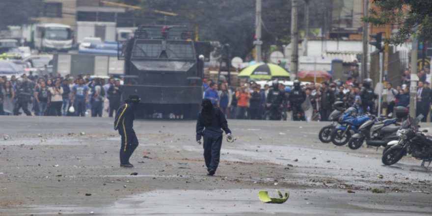 Kolombiyalı öğrenciler sokaklardan ayrılmıyor