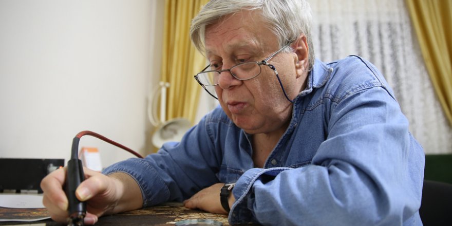 Ahşap yakma sanatıyla öğrencilere burs sağlıyor