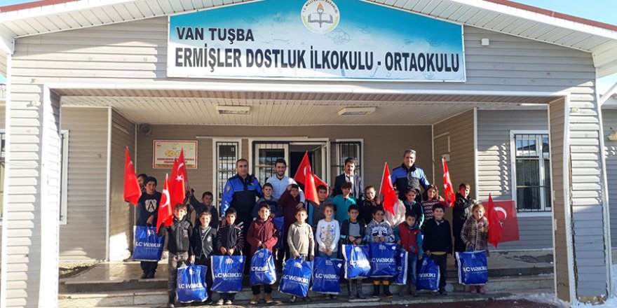 Van'da polis 16 bin öğrenciye ayakkabı ve kıyafet dağıttı