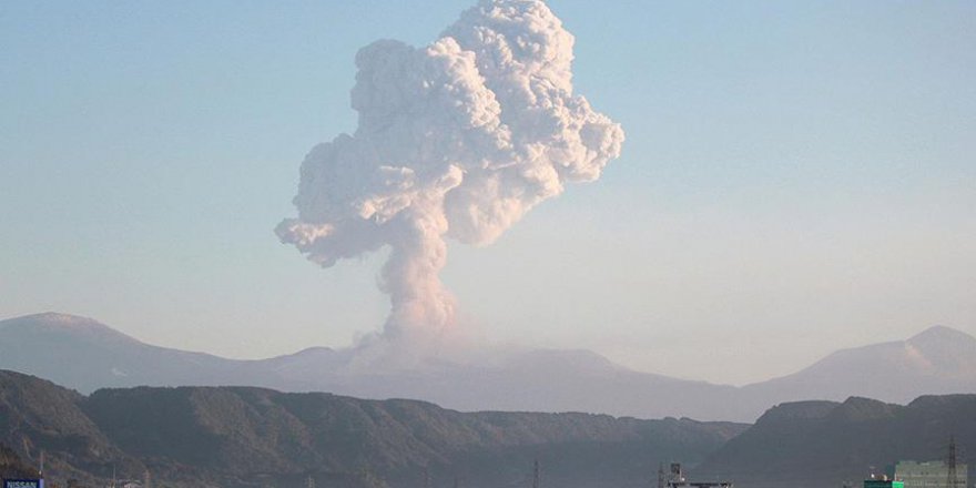 Japonya'da Shinmoe Yanardağı 4.5 km yukarı patladı