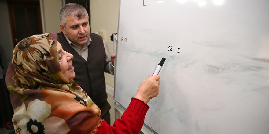 Hatice Nine'ye evde okur yazarlık eğitimi