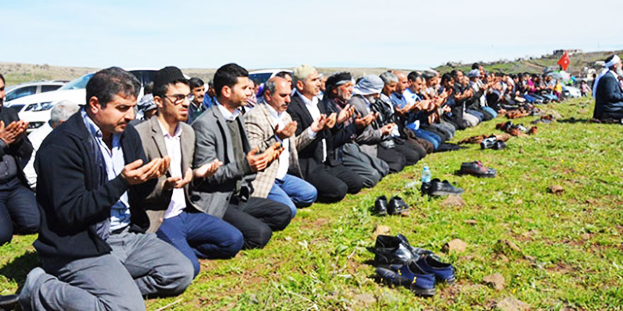 Yağan yağmur için şükür namazı kılıp, kurban kestiler