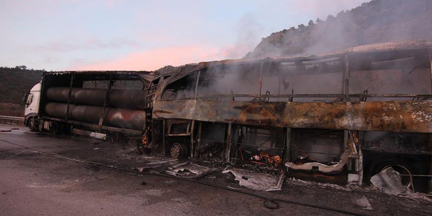 Çorum'da tıra çarpan yolcu otobüsü alev aldı: 13 ölü