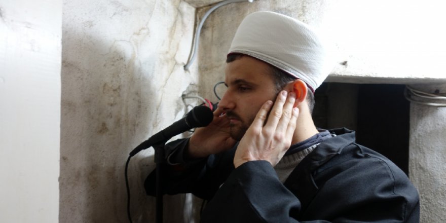 Görme engeline rağmen müezzinliği başarıyla yapıyor