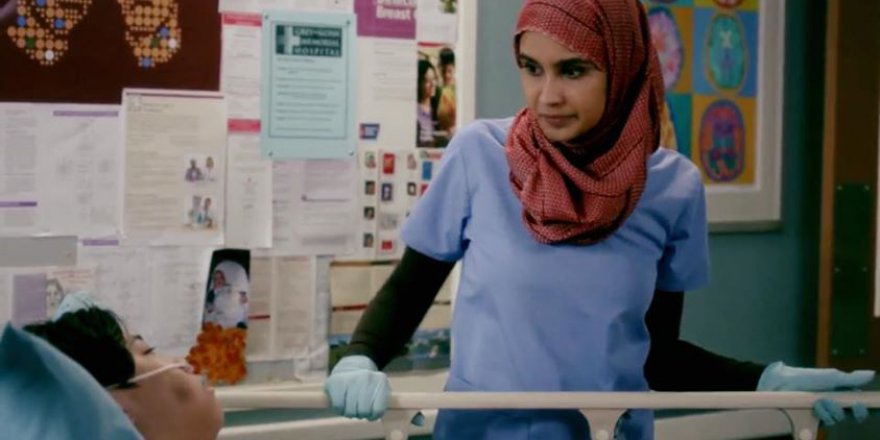 Amerika'daki dizide Müslüman doktorun başörtüsünü çıkarması tartışılıyor