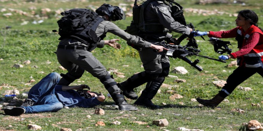 Katil İsrail Polisi eğlence için Filistinli vurmuş