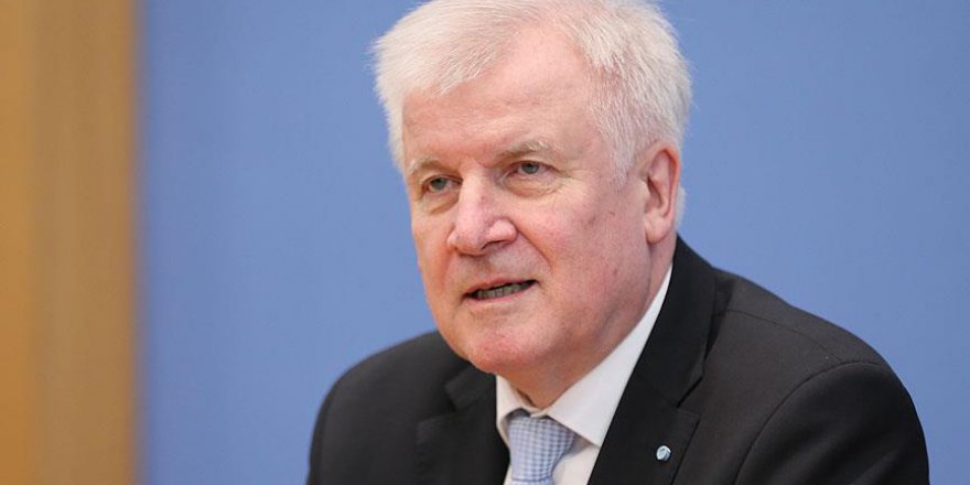 Alman Bakan: Müslümanlar Almanya'ya ait İslamiyet değil!