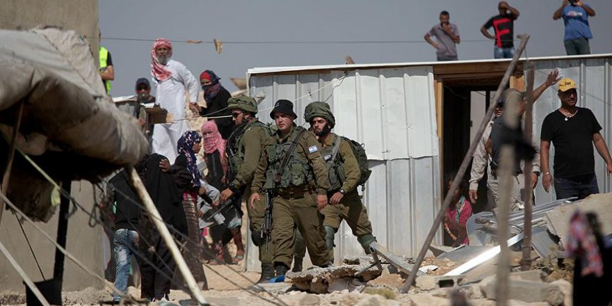 İşgalci İsrail bir Filistinliye kendi evini yıktırdı