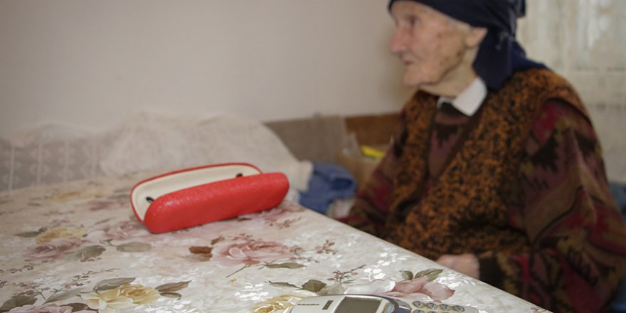 101 yaşında olması okuma sevdasına engel olmadı