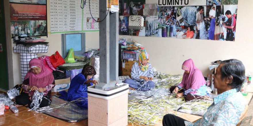 Geri dönüşüm projesi, yaşlıların elinde yükseliyor