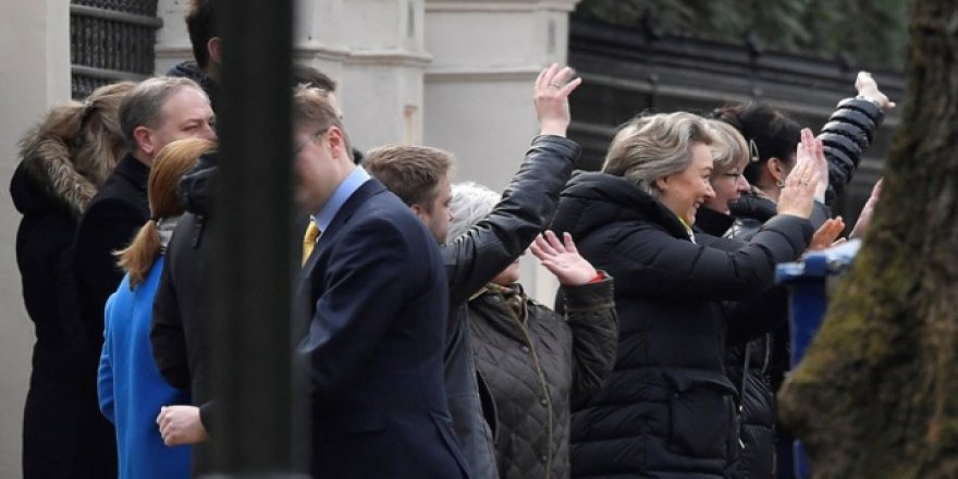 Rus diplomatlar, İngiltere'den ayrıldı