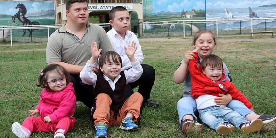 Down sendromlu çocukların gülümsemesi sizi yanıltmasın