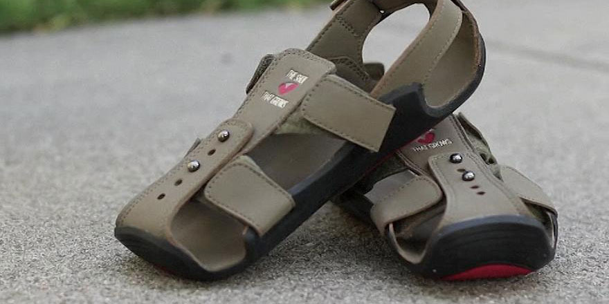 Afrikalı çocuklar için küçülüp büyüyen ayakkabılar