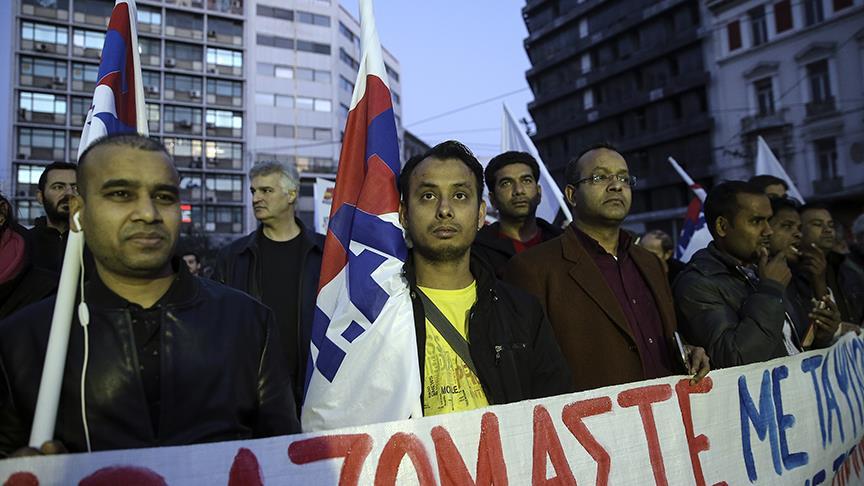 Yunanistan, asgari ücret için sokaklara döküldü