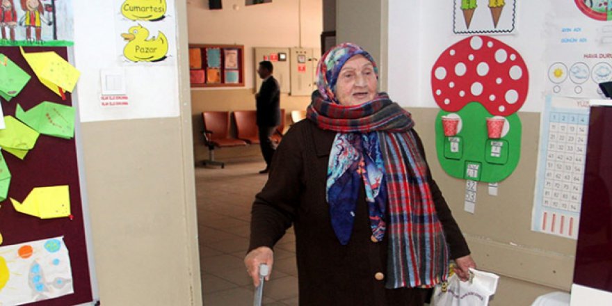 92 yaşındaki kadının okuma yazma azmi