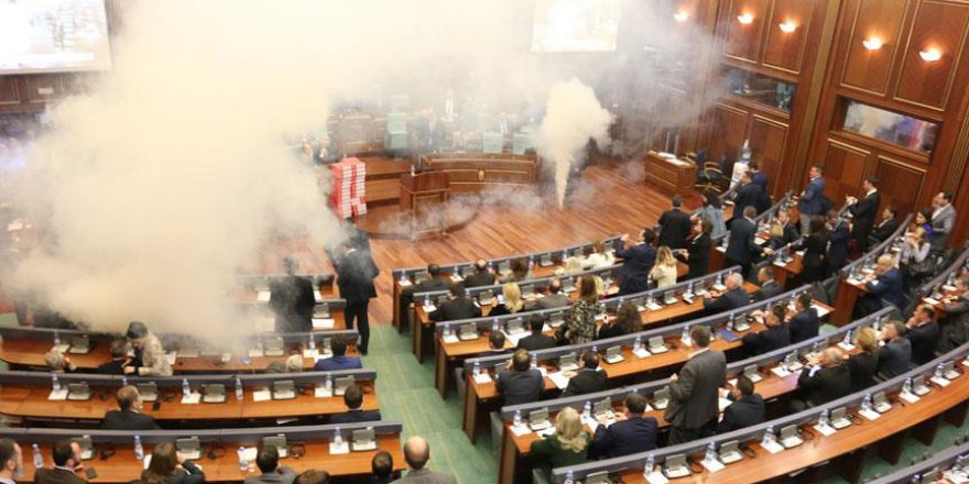 Kosova meclisinde gaz bombası atıldı