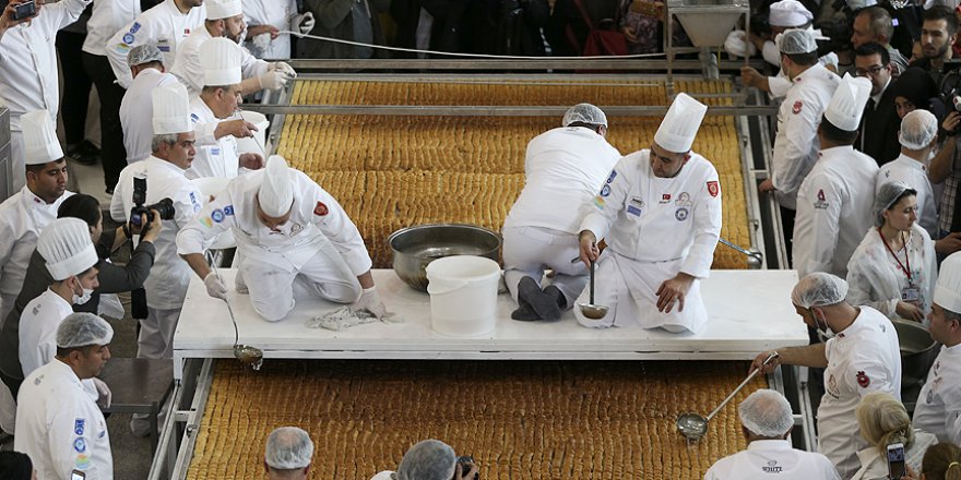 'Dünyanın en büyük baklavası' başkentte yapıldı