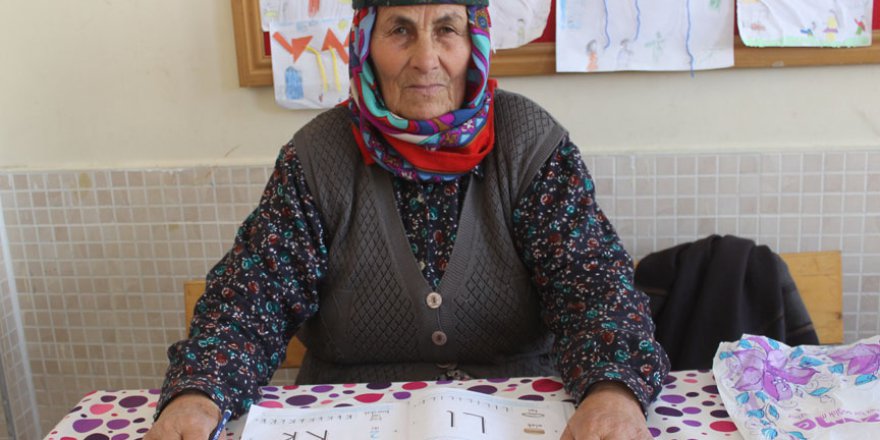 75 yaşında okuma yazmayı çözdü