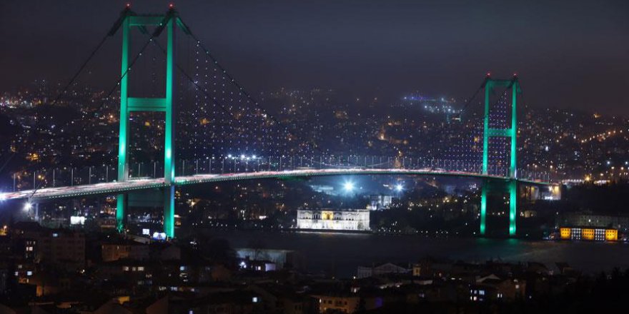 İstanbul Köprüleri Pakistan'ın milli gününde ışıklandırıldı